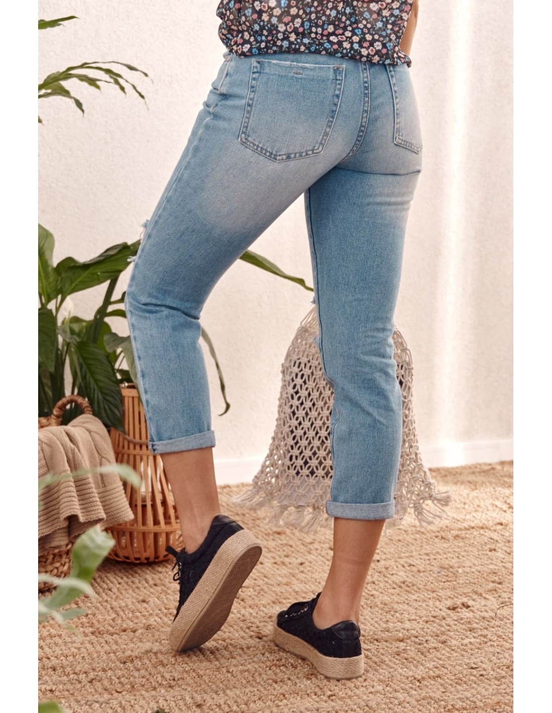 Pantaloni din denim cu gauri pe genunchi 10770 - Magazin online - Boutique